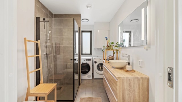 Badet er kombinert med vaskerom og har opplegg for vaskemaskin.
