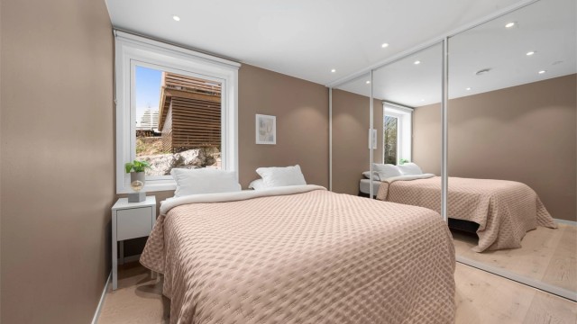 Hovedsoverommet har god plass til dobbeltseng og en stor skyvedørsgarderobe med speilfronter.