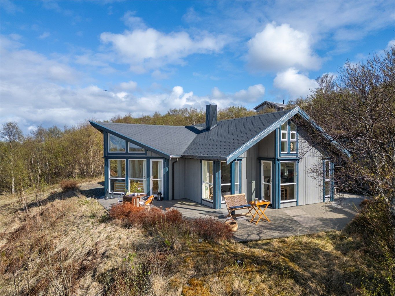 Hytta har spennende utforming som ivaretar utsikt i to retninger. 