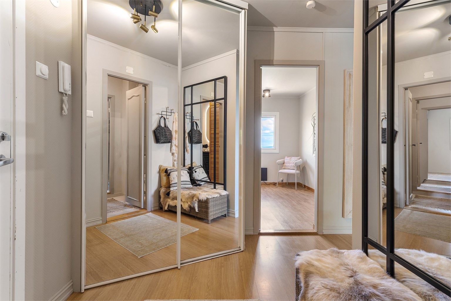 Entré med integrert skyvedørsgarderobe og plass til ekstra kommode eller skap om ønskelig. Fra entreen er det tilgang til kjøkken, stue og toalettrom.