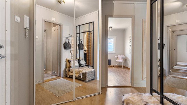 Entré med integrert skyvedørsgarderobe og plass til ekstra kommode eller skap om ønskelig. Fra entreen er det tilgang til kjøkken, stue og toalettrom.