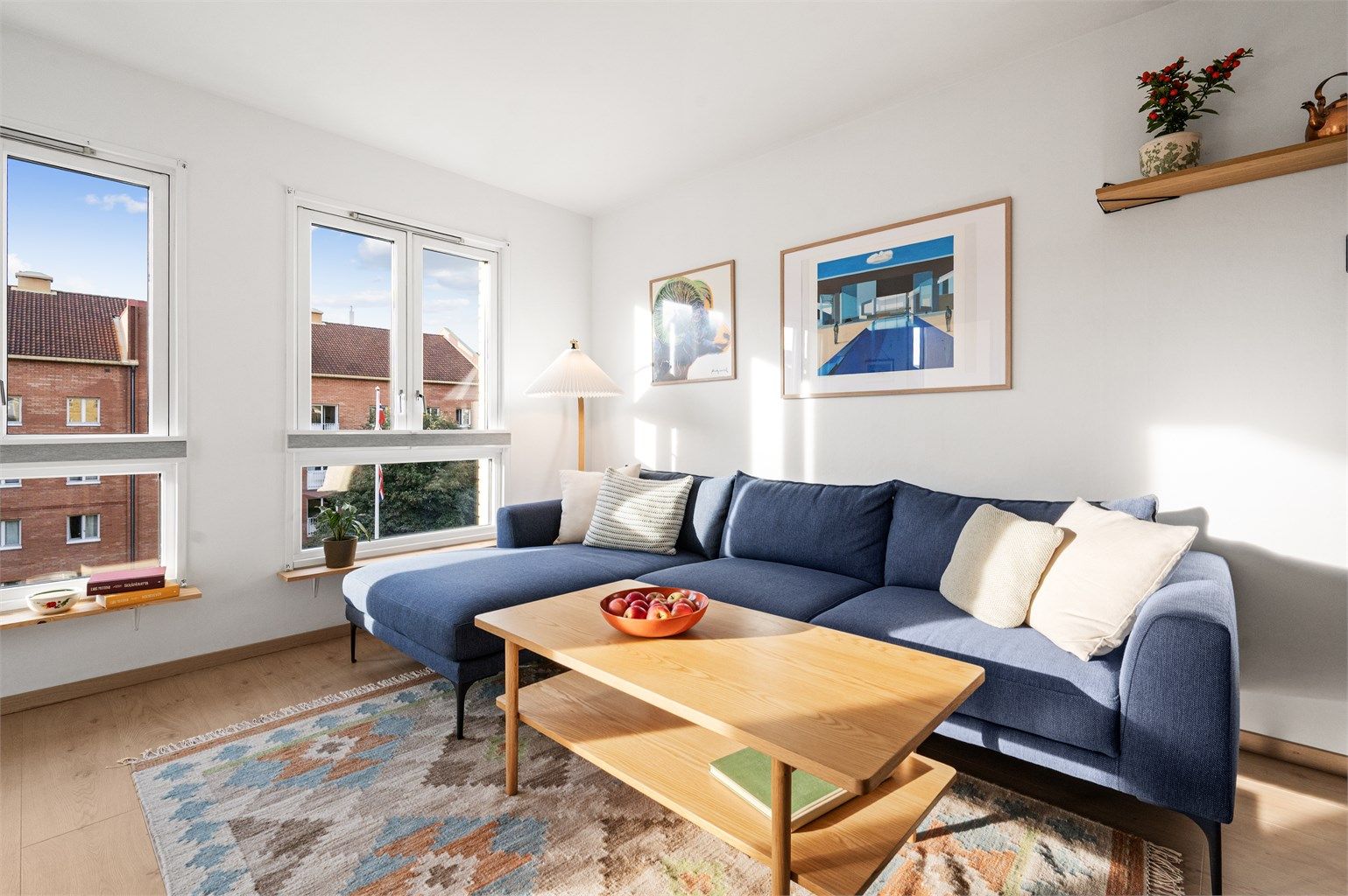 Boligen har overflater holdt i duse og tidløse nyanser, som sammen med de store vindusflatene sørger for en luftig atmosfære i boligen. 