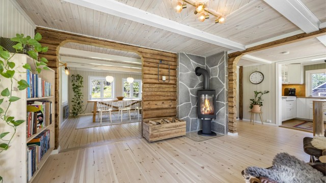 Stuens ildsted fra 2017 gir både varme og en hyggelig atmosfære.