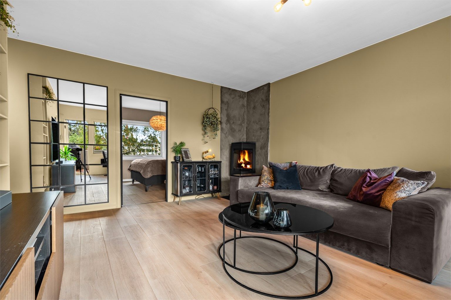 Stuen ble pusset opp i 2020 med nytt laminatgulv

