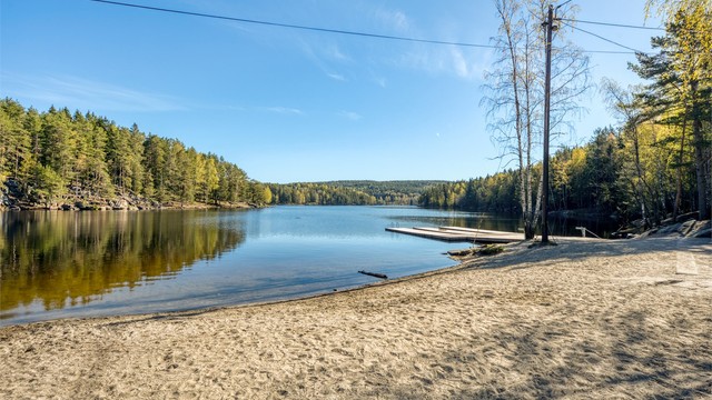 Østmarka og Nøklevann ligger en kort sykkeltur unna. Her er det badevann, padling, turstier mm.