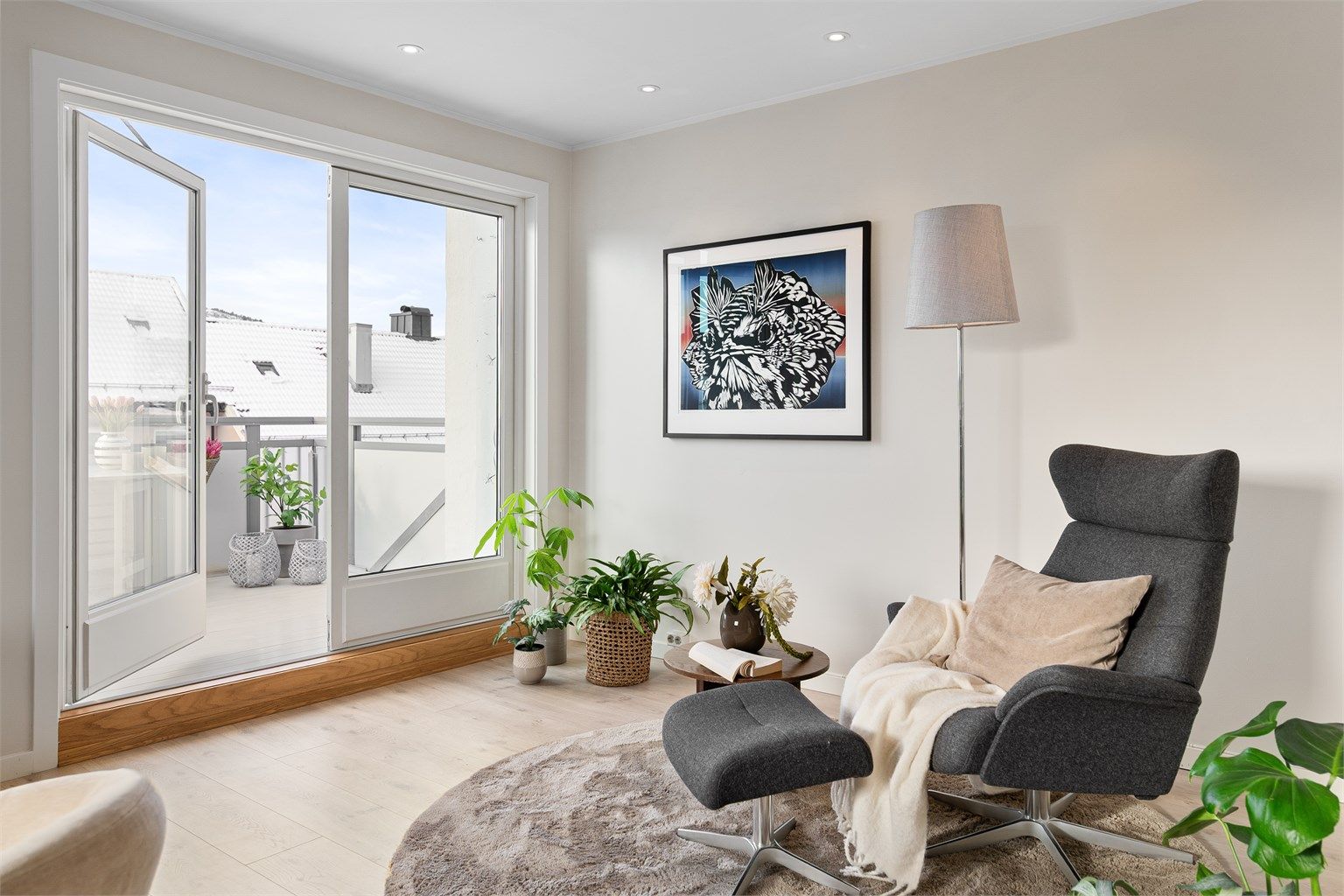 - Fra stue er det utgang til vestvendt balkong på ca. 7 kvm med gode solforhold -