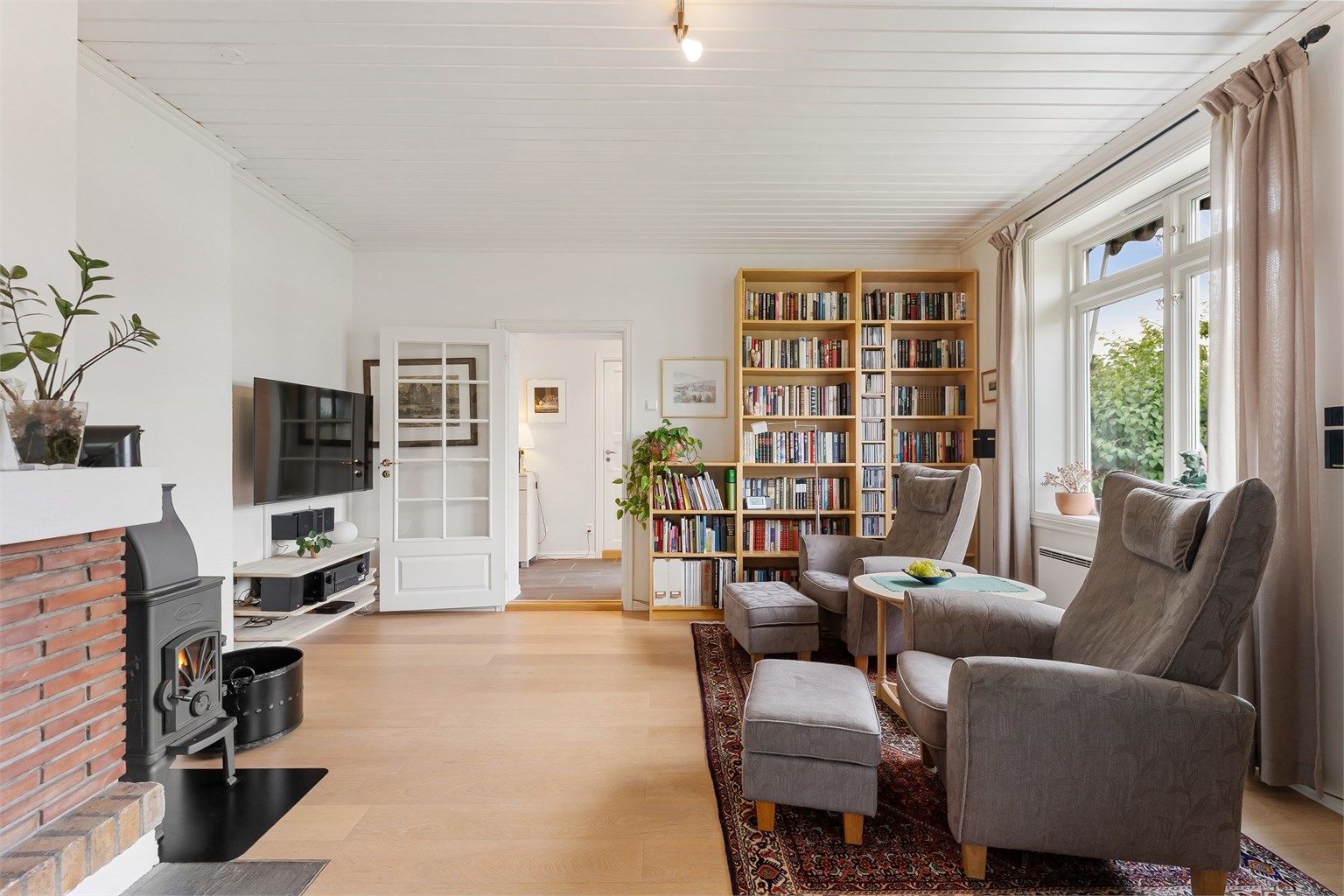 I tillegg til peis har stuen en peisovn for ekstra varme på kalde dager.