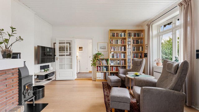 I tillegg til peis har stuen en peisovn for ekstra varme på kalde dager.