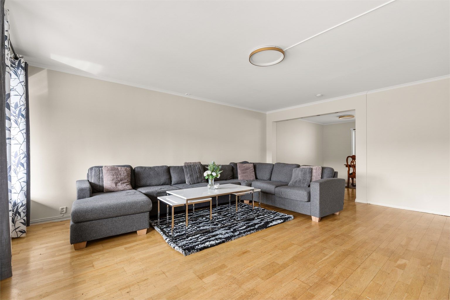 Stuen er svært romslig og har god plass til sofagruppe med tilhørende salongbord, TV-sjenk eller annet ønskelig stuemøblement. 