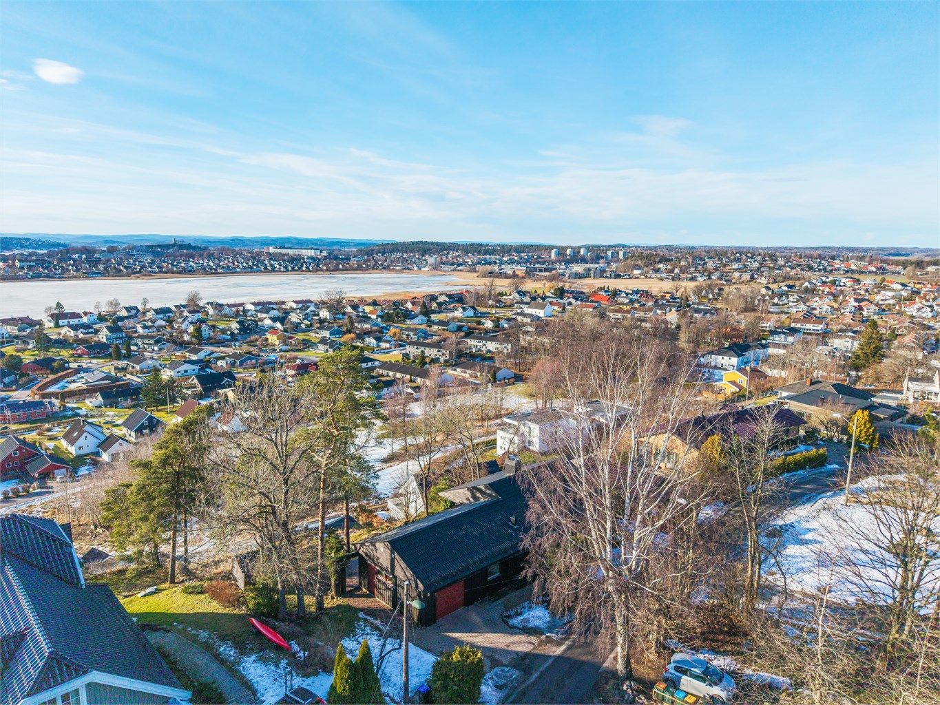 Luftig og attraktiv plassering på Råel med kort vei til både natur og byfasiliteter.