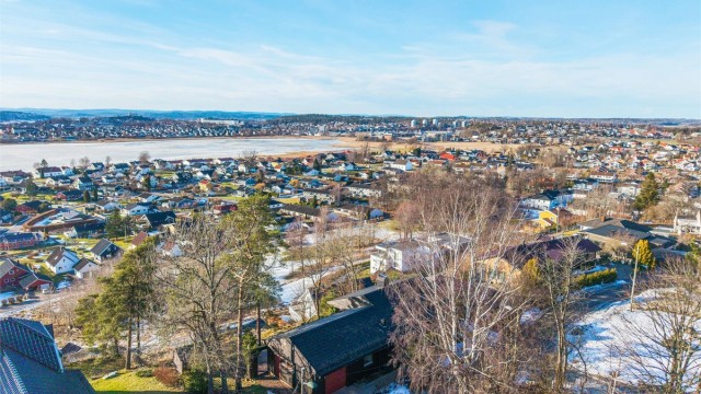 Luftig og attraktiv plassering på Råel med kort vei til både natur og byfasiliteter.