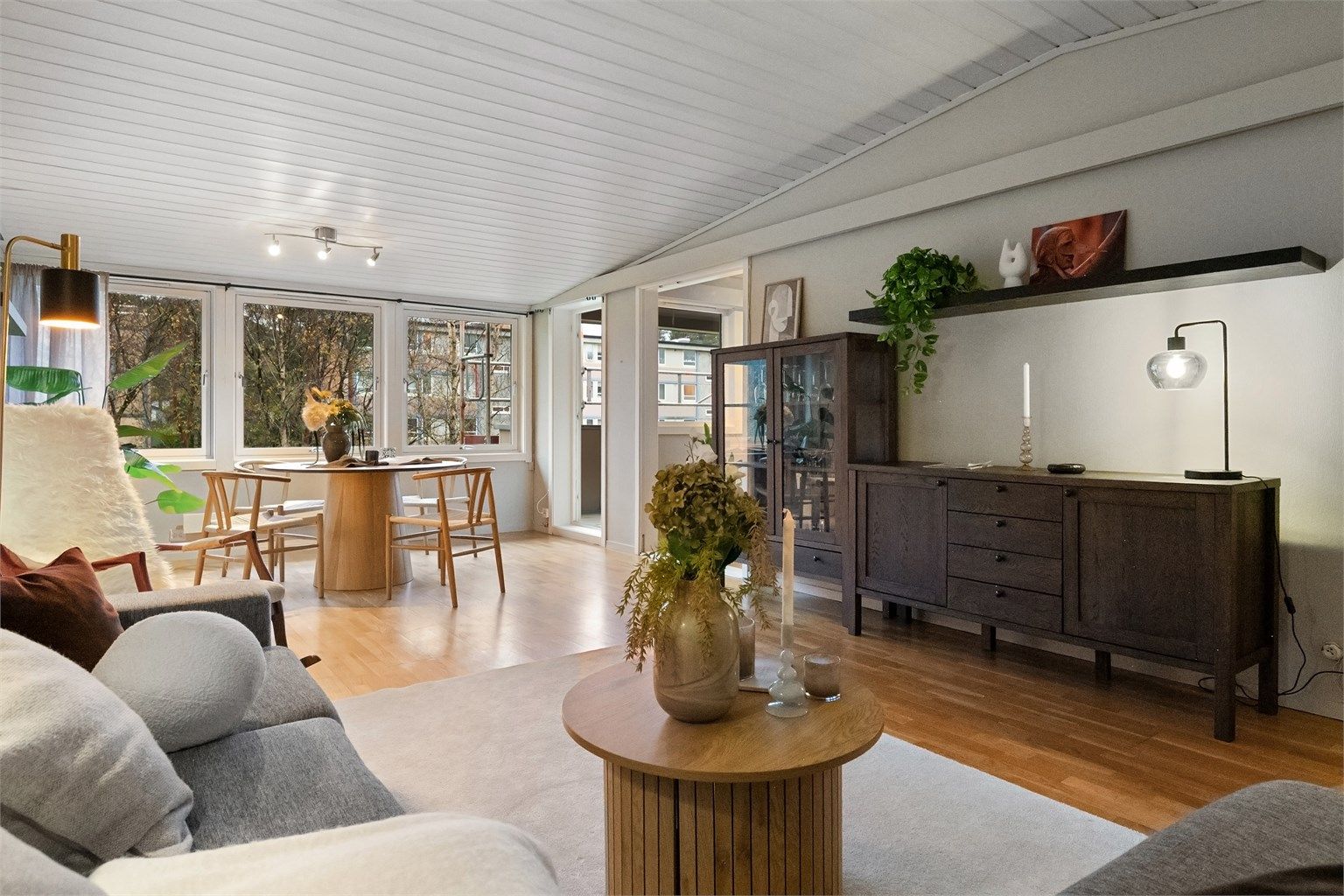 Stuen er meget romslig og har en praktisk utforming som bidrar til at man enkelt kan innrede med sofagruppe og spisebord i hver sin naturlige sone