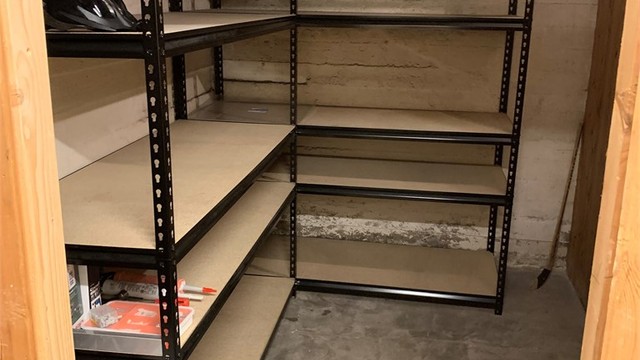 Leiligheten disponerer tre boder – to i kjelleren og én på loftet – som gir svært gode lagringsmuligheter.