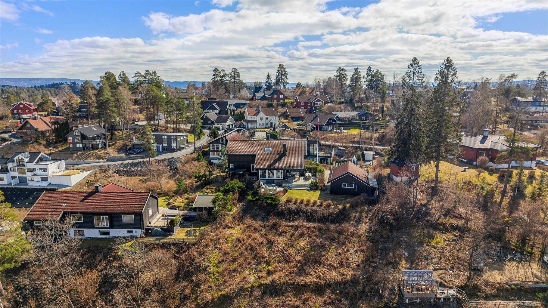 Eiendommen ligger i en rolig blindvei, kun 500 meter fra sjøen, i et idyllisk og attraktivt villastrøk på Mellom-Nes i Asker kommune. Usjenert beliggenhet med fantastisk utsikt.