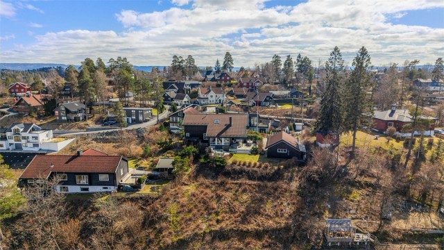 Eiendommen ligger i en rolig blindvei, kun 500 meter fra sjøen, i et idyllisk og attraktivt villastrøk på Mellom-Nes i Asker kommune. Usjenert beliggenhet med fantastisk utsikt.