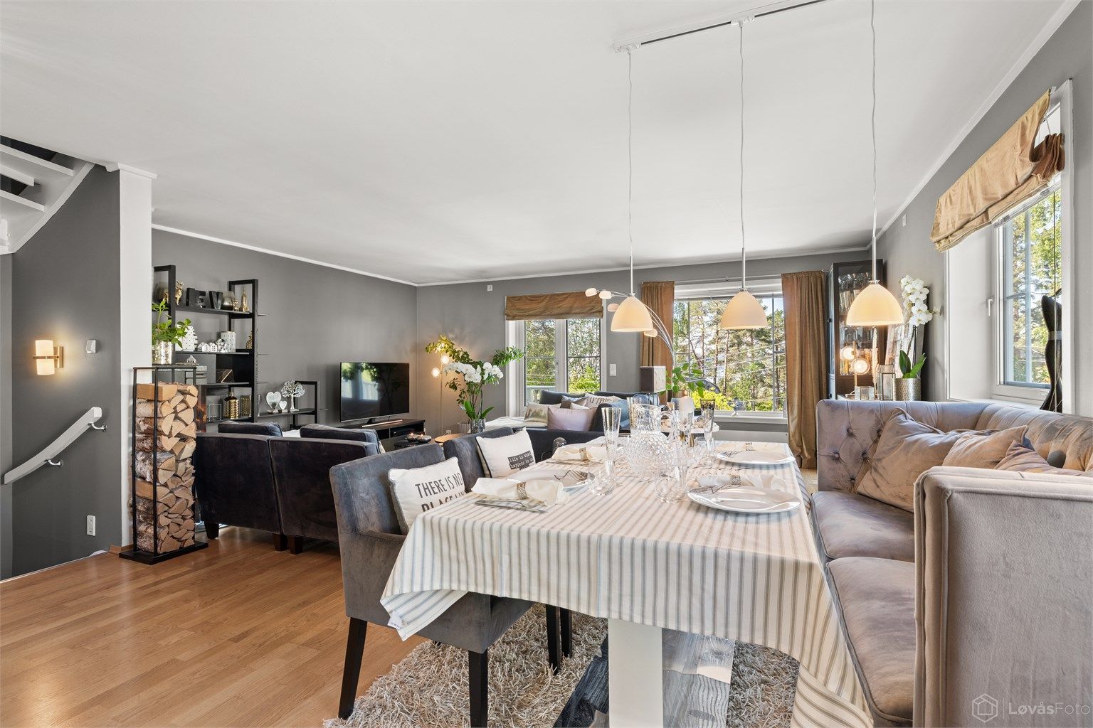 Spisestuen har god plass til langbord for middager med familie og venner.