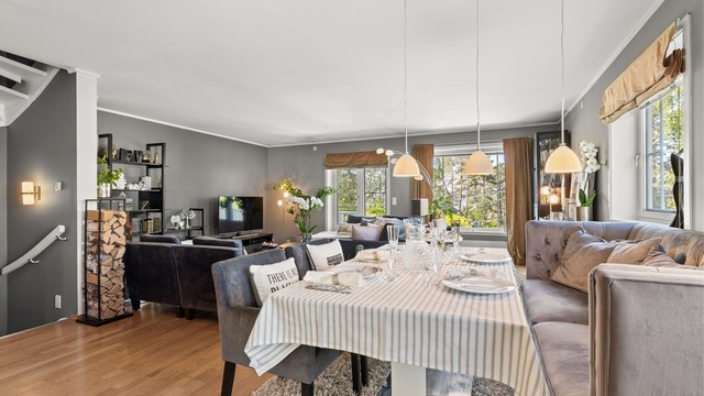 Spisestuen har god plass til langbord for middager med familie og venner.