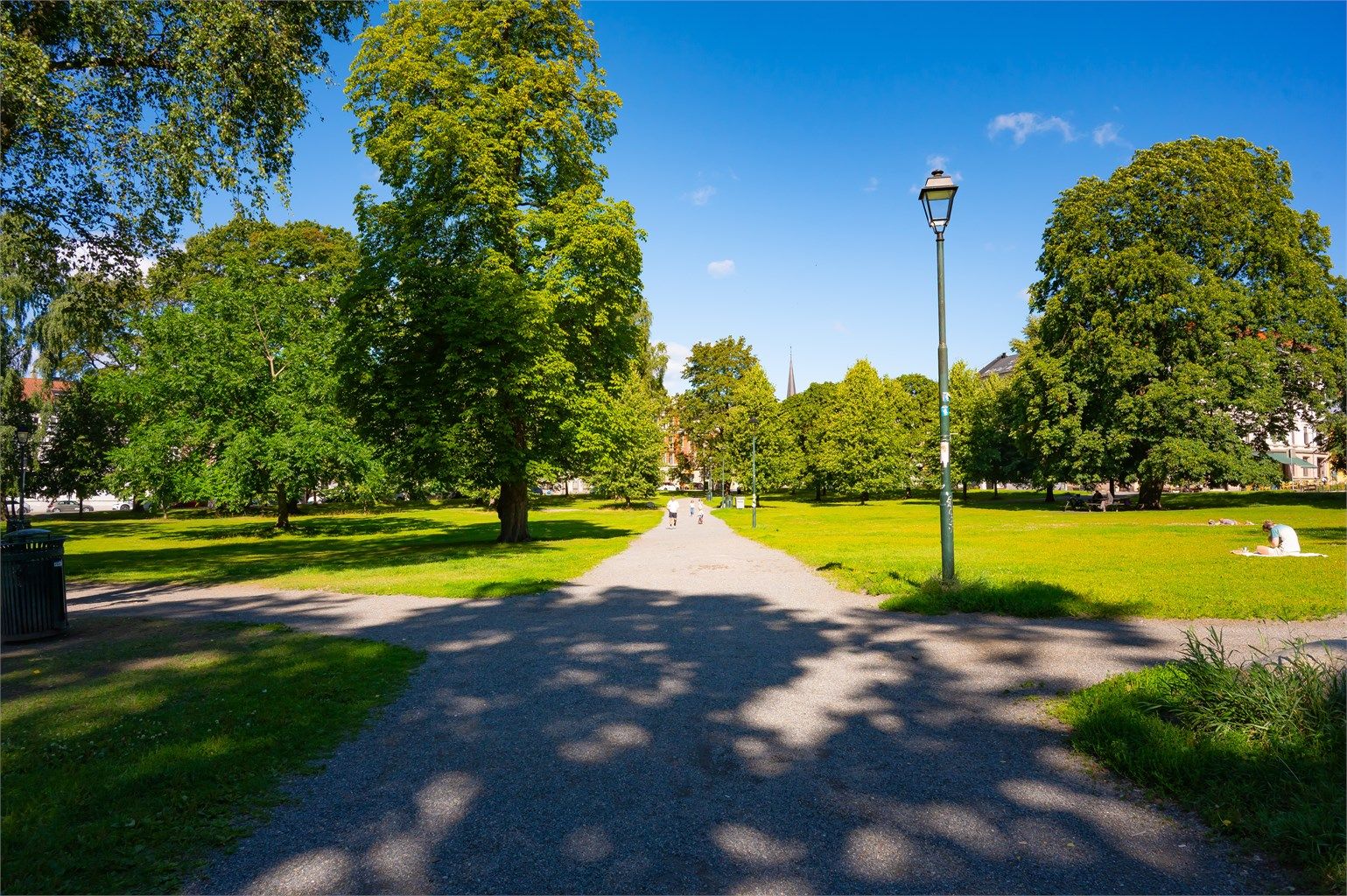 Her bor du sentralt til, med umiddelbar nærhet til alt du måtte trenge.