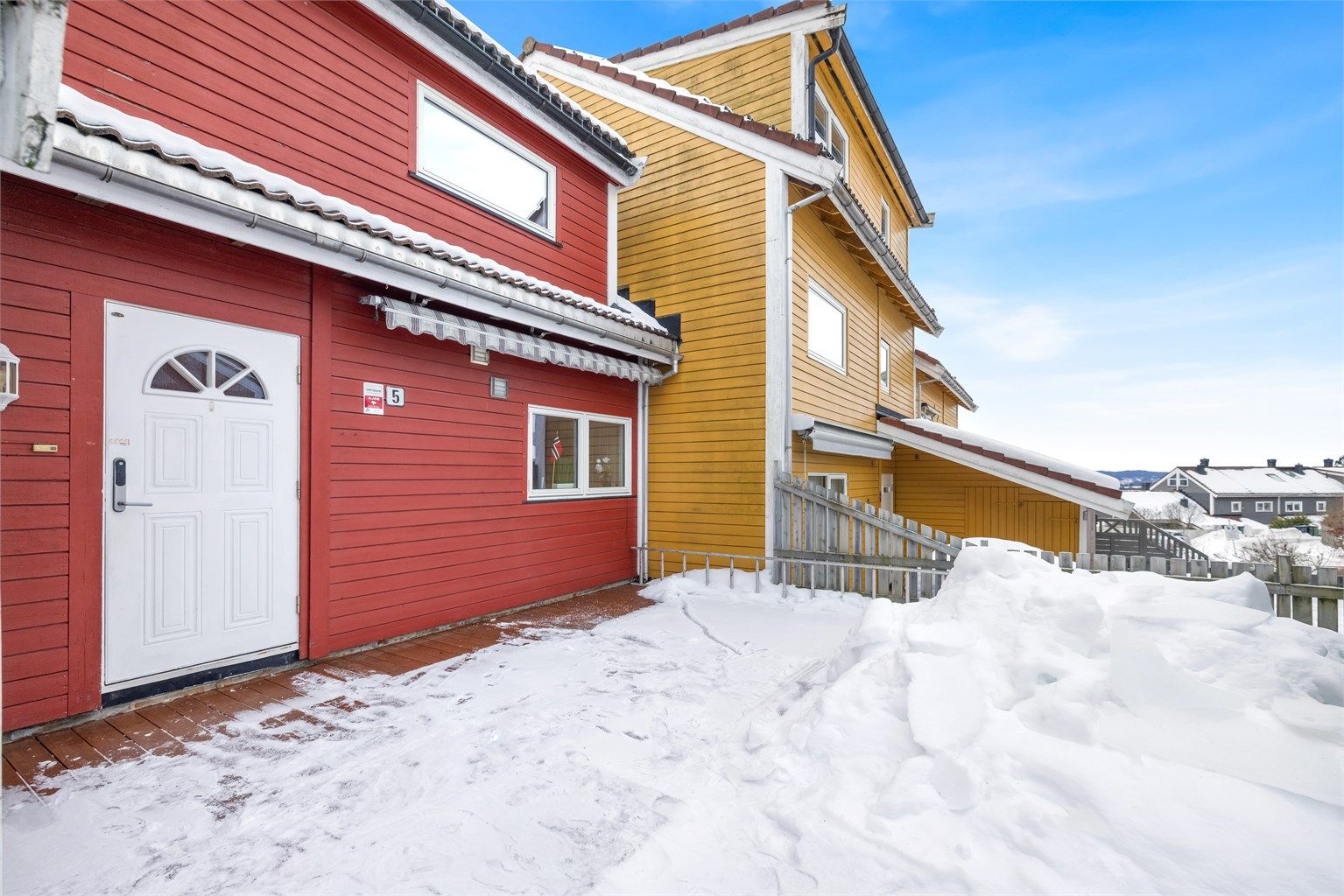 Inngangspartiet ligger på en markterrasse på 17 kvm. Her er det også en utvendig bod. Velkommen inn!