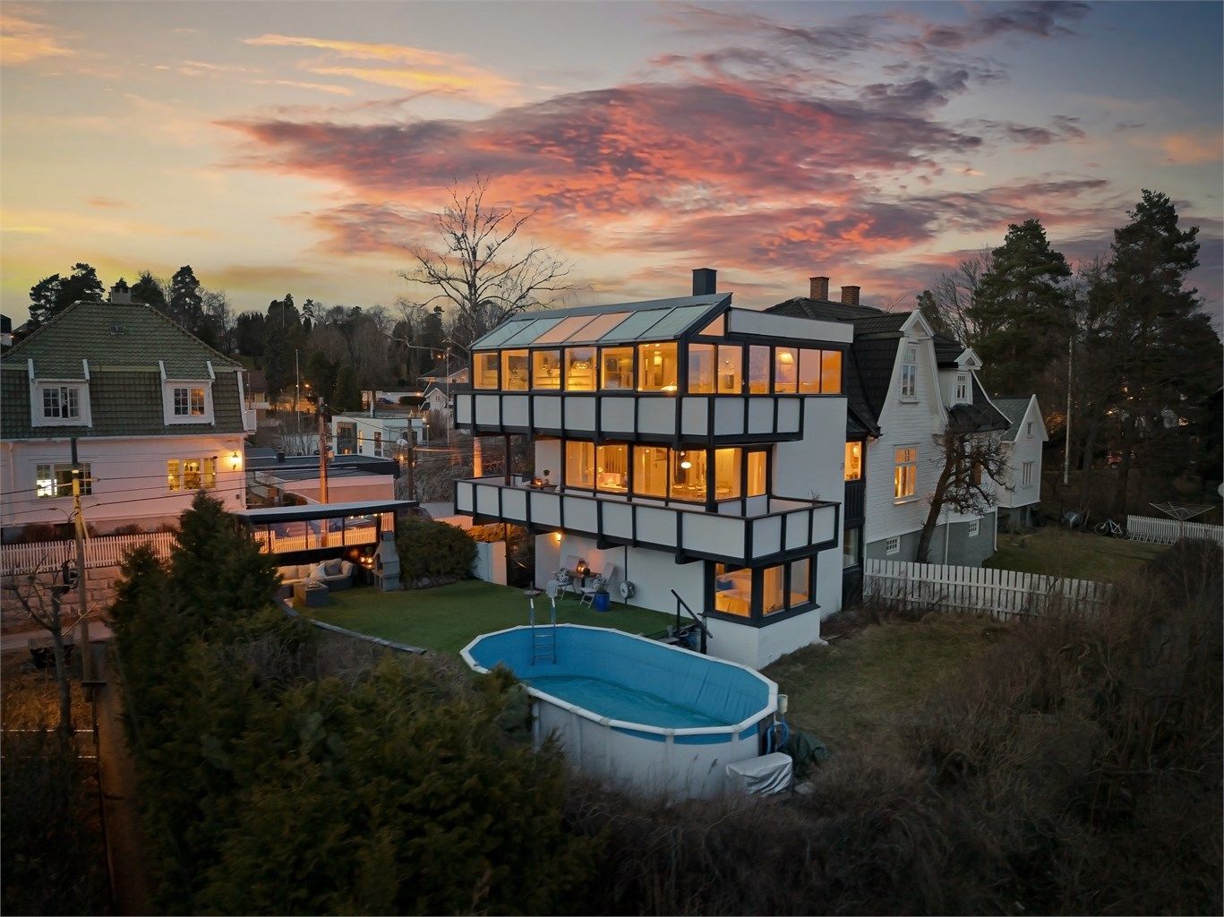 Velkommen til Terrasseveien 10B - en unik tomannsbolig beliggende i svært attraktiv villavei