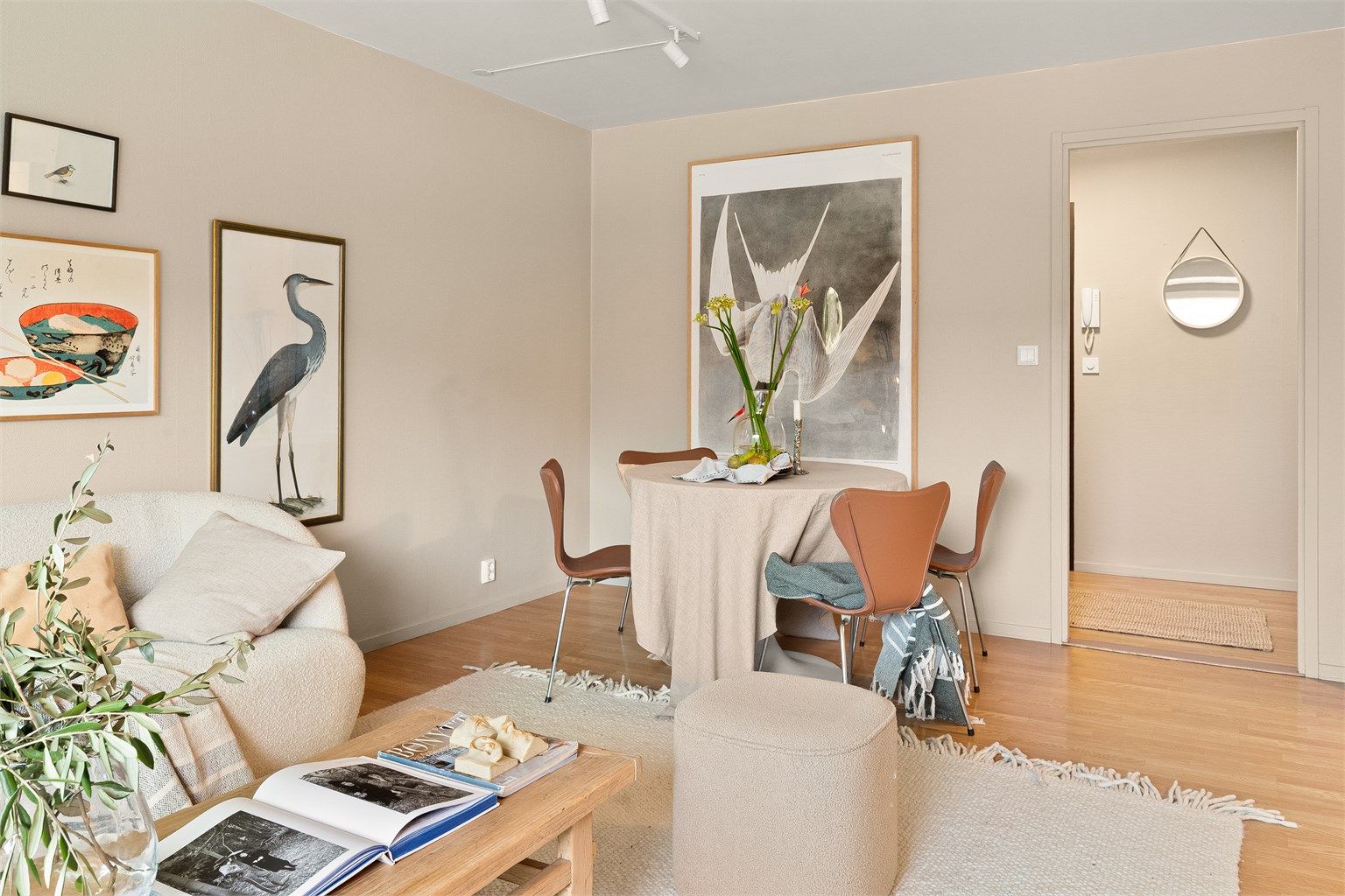 Gjennomgående laminatgulv i oppholdsrommene gir et helhetlig inntrykk.