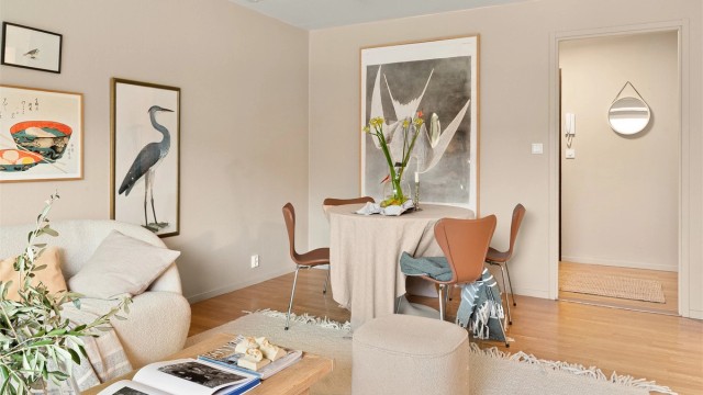 Gjennomgående laminatgulv i oppholdsrommene gir et helhetlig inntrykk.