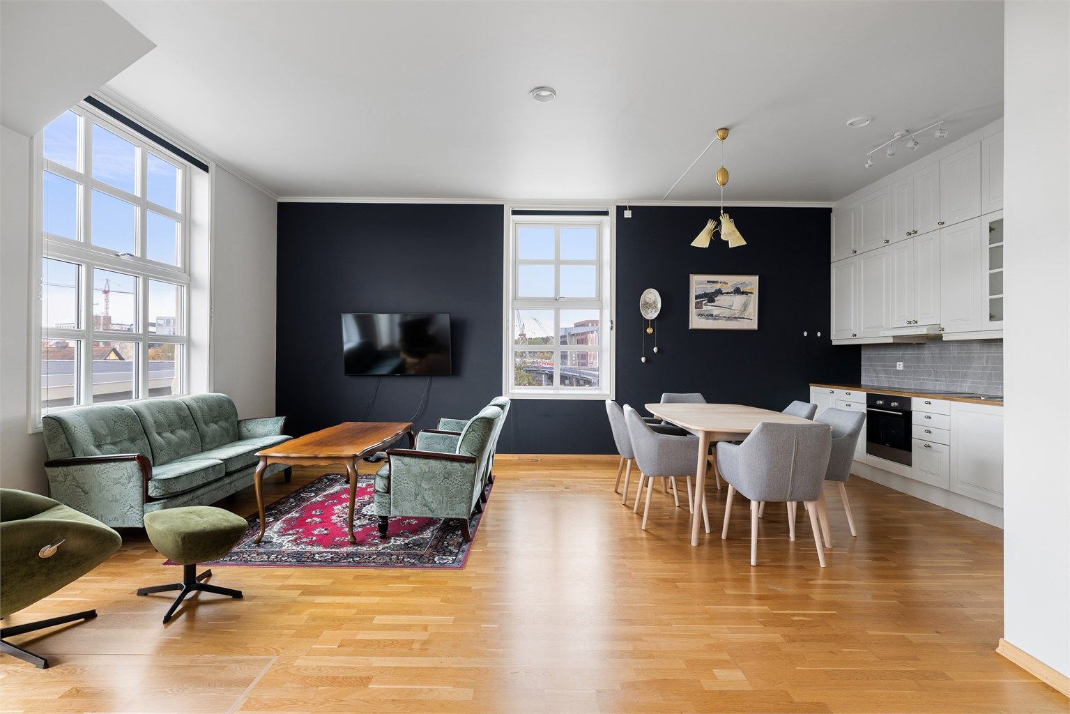 Gjennom stuens høyreiste krysspostvinduer titter solen inn allerede fra den står opp i øst og videre gjennom dagen når den flytter seg mot syd.