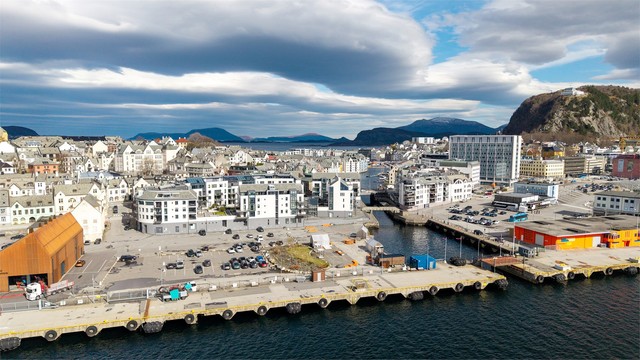 Bo urbant med sjø, fjell og byliv rett utenfor døren