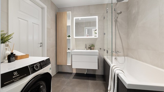 Badet ble oppgradert i 2019 og har flislagt gulv med gulvvarme, badekar og opplegg for vaskemaskin.