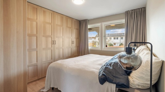 Hovedsoverommet har god plass til dobbeltseng og en stor garderobeløsning.