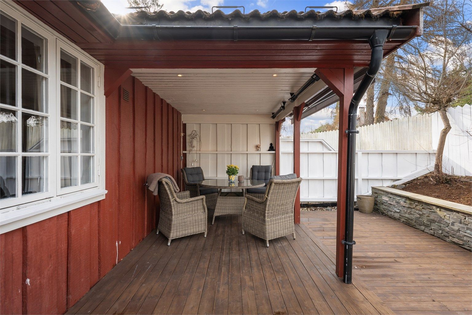 Den store terrassen på 48 m² har en delvis overbygget sone med varmelampe.