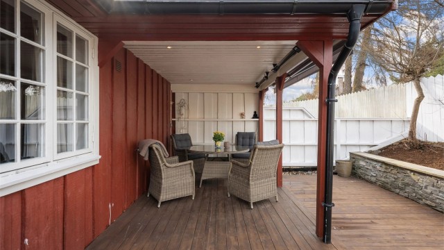 Den store terrassen på 48 m² har en delvis overbygget sone med varmelampe.