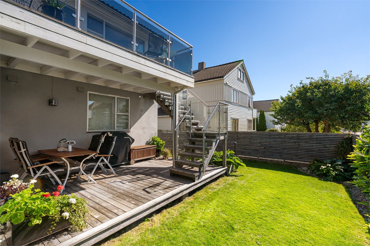 Fin hage og godt skjermet hage og terrasse. Trapp opp til terrasse i øverste etasje. 