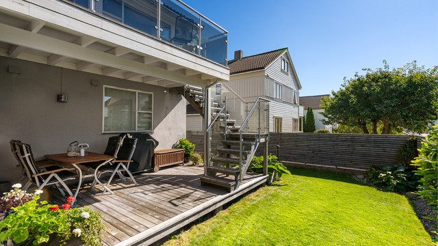 Fin hage og godt skjermet hage og terrasse. Trapp opp til terrasse i øverste etasje.