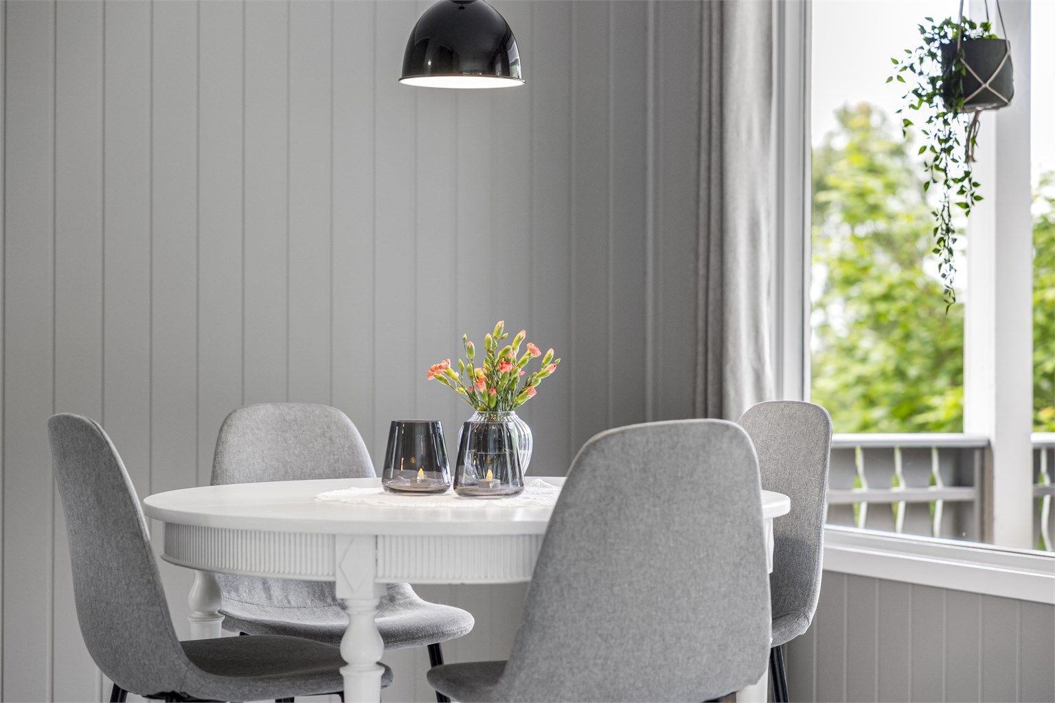 Spiseplassen har fin nærhet til både kjøkkenet og terrassen.