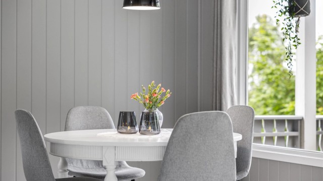 Spiseplassen har fin nærhet til både kjøkkenet og terrassen.