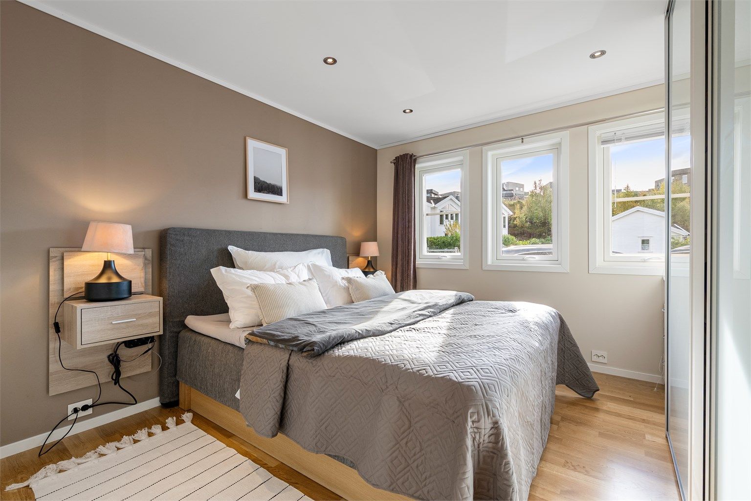 Soverom i underetasjen med gulvvarme, downlights og god plass til dobbeltseng.