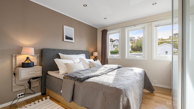 Soverom i underetasjen med gulvvarme, downlights og god plass til dobbeltseng.