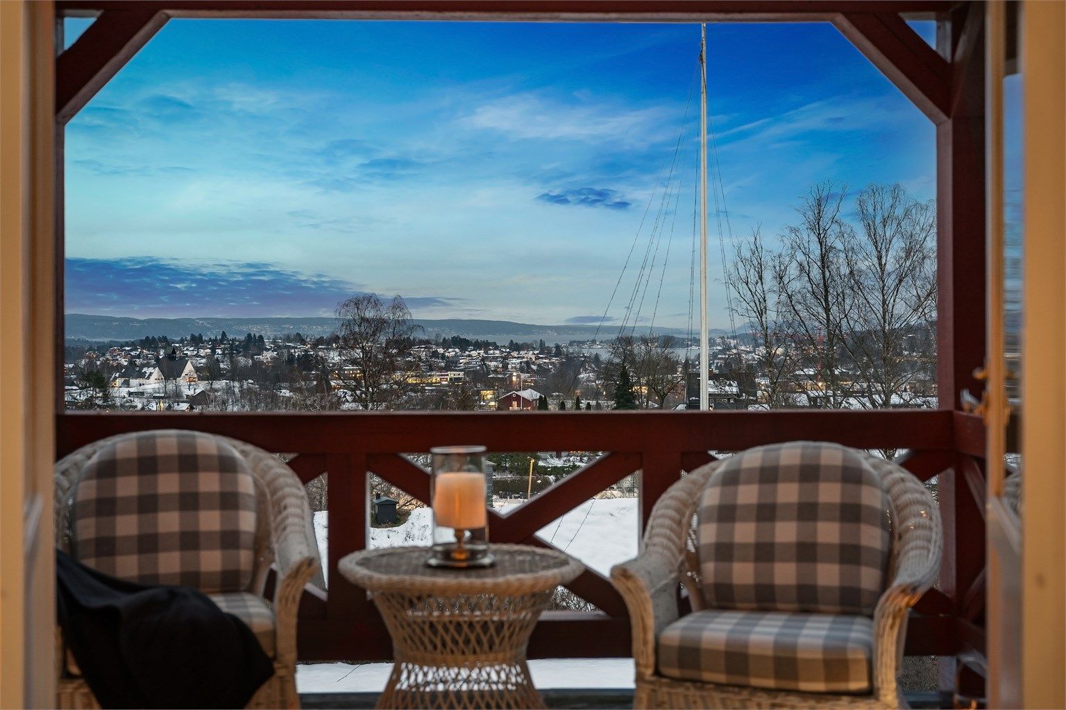 Boligen har en fantastisk utsikt mot fjorden. Foto: Zovenfra