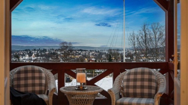 Boligen har en fantastisk utsikt mot fjorden. Foto: Zovenfra