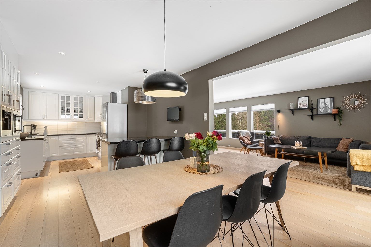 1.etg - Åpen stue-/kjøkkenløsning gir rommet luft og lys med forskjellige sosiale soner