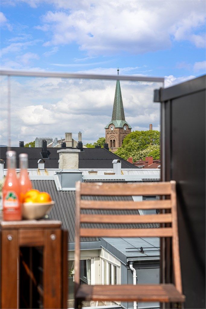 Nyt en 360 graders utsikt over nabolagets tak og Sofienberg kirke.