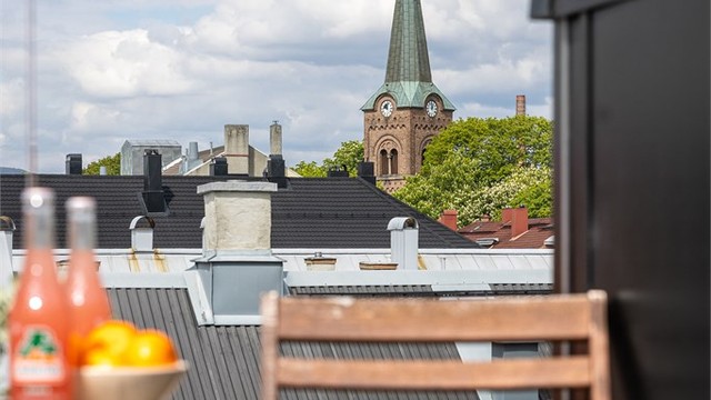 Nyt en 360 graders utsikt over nabolagets tak og Sofienberg kirke.