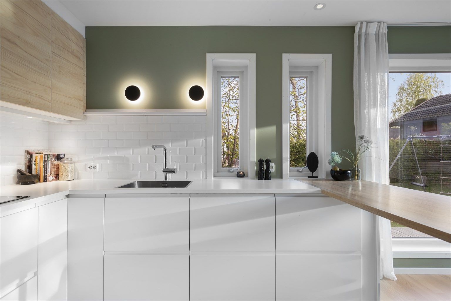 Kjøkkenet er tilkoblet boligens balanserte ventilasjonssystem og har innfelte downlights i taket.