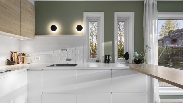 Kjøkkenet er tilkoblet boligens balanserte ventilasjonssystem og har innfelte downlights i taket.