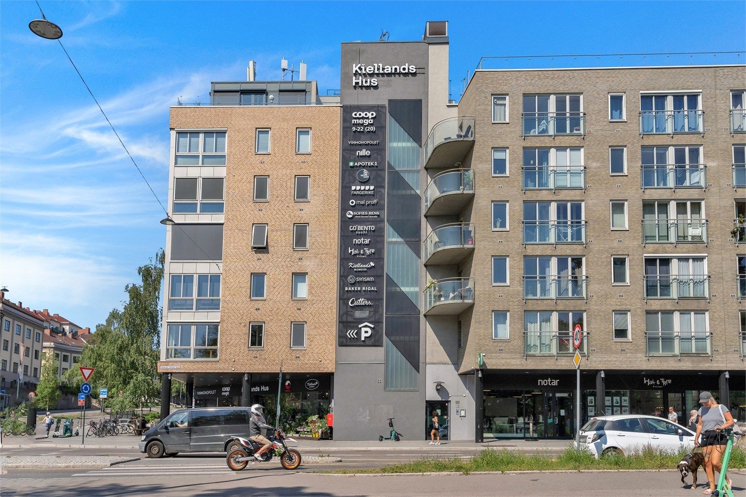 Kiellands hus like ved har stor Coop Mega, Vinmonopolet, blomsterbutikk, apotek, bokhandel og koselig kafé. 