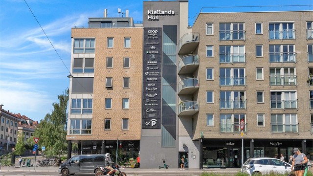 Kiellands hus like ved har stor Coop Mega, Vinmonopolet, blomsterbutikk, apotek, bokhandel og koselig kafé.