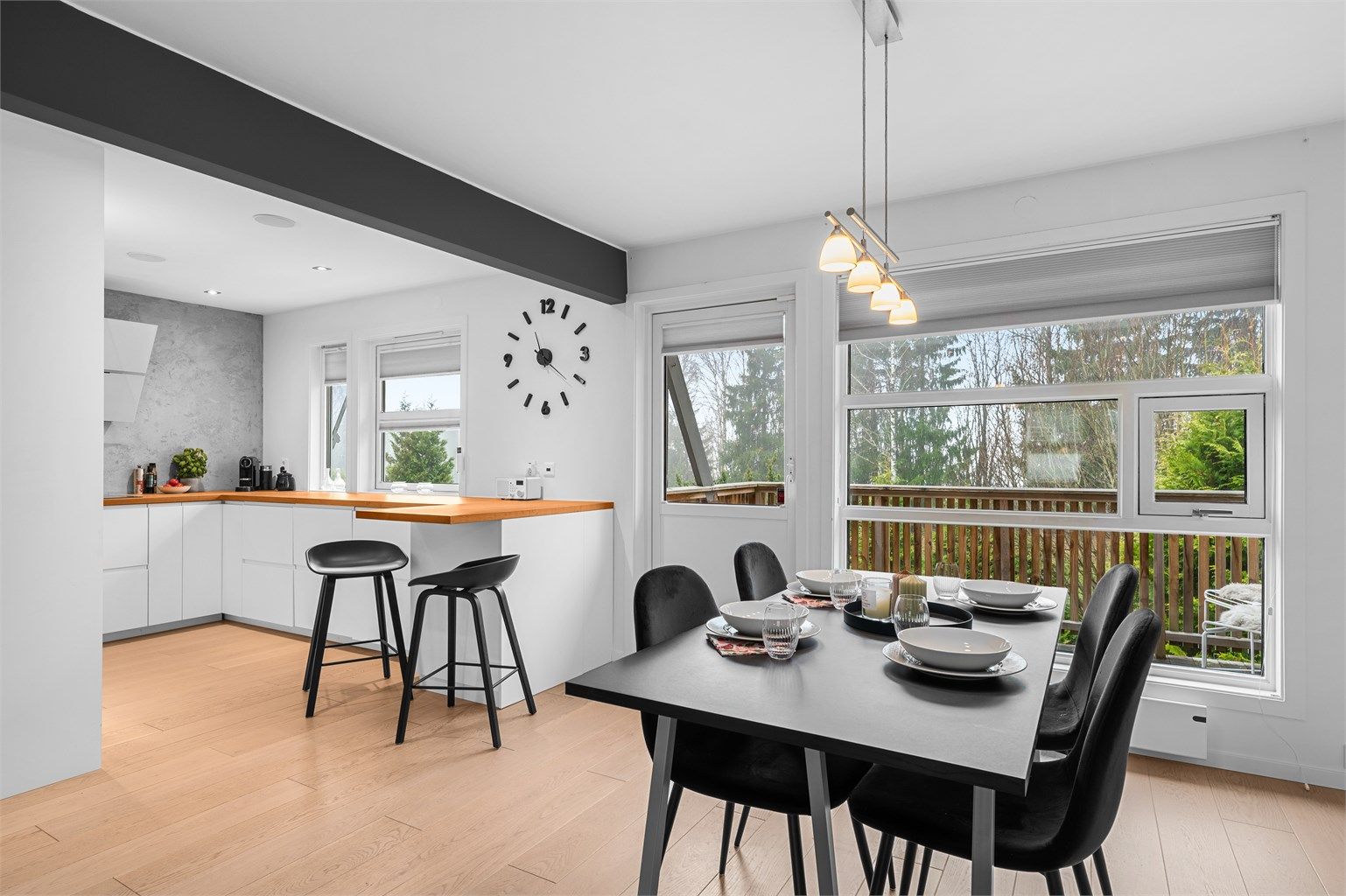 Dette er en særdeles lekker og gjennomført leilighet. Leiligheten fremstår som moderne og stilren, med nydelige farge- og materialvalg.