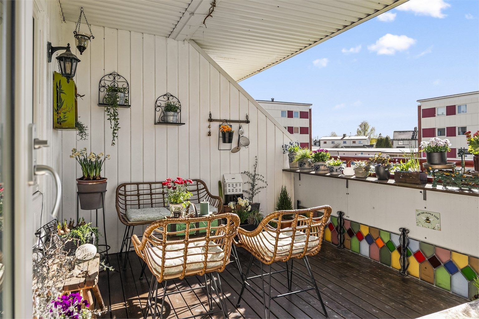 Velkommen til denne gjennomgående leiligheten! Fra stuen er det utgang til en romslig, vestvendt balkong med god plass til en sittegruppe. Foto: FOTOGRAF MAGIK