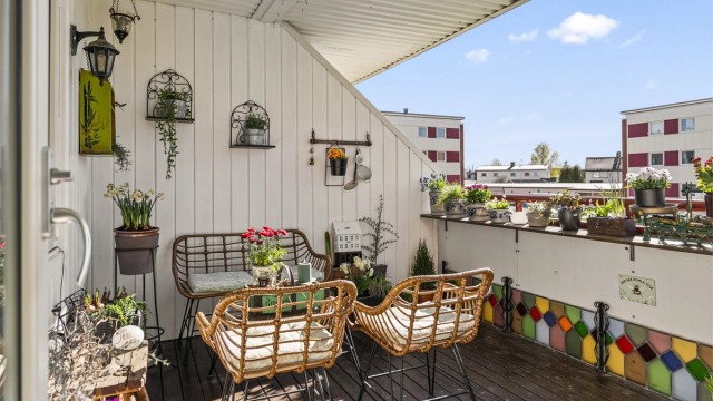 Velkommen til denne gjennomgående leiligheten! Fra stuen er det utgang til en romslig, vestvendt balkong med god plass til en sittegruppe. Foto: FOTOGRAF MAGIK